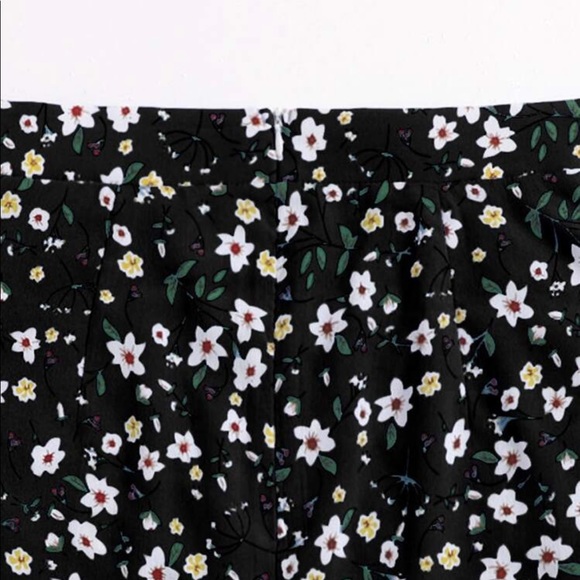 Black floral skirt. Scrunches up size (xs) from shein - Picture 5 of 6